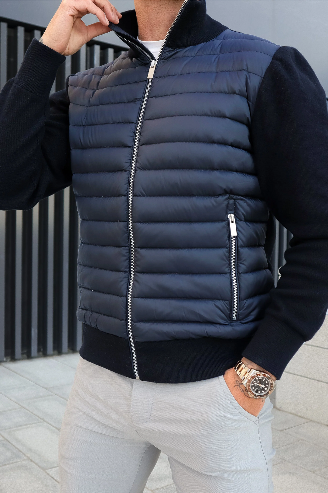 Giacca ibrida uomo trapuntata, maniche in maglia. Ideale per uno stile versatile e casual moderno.