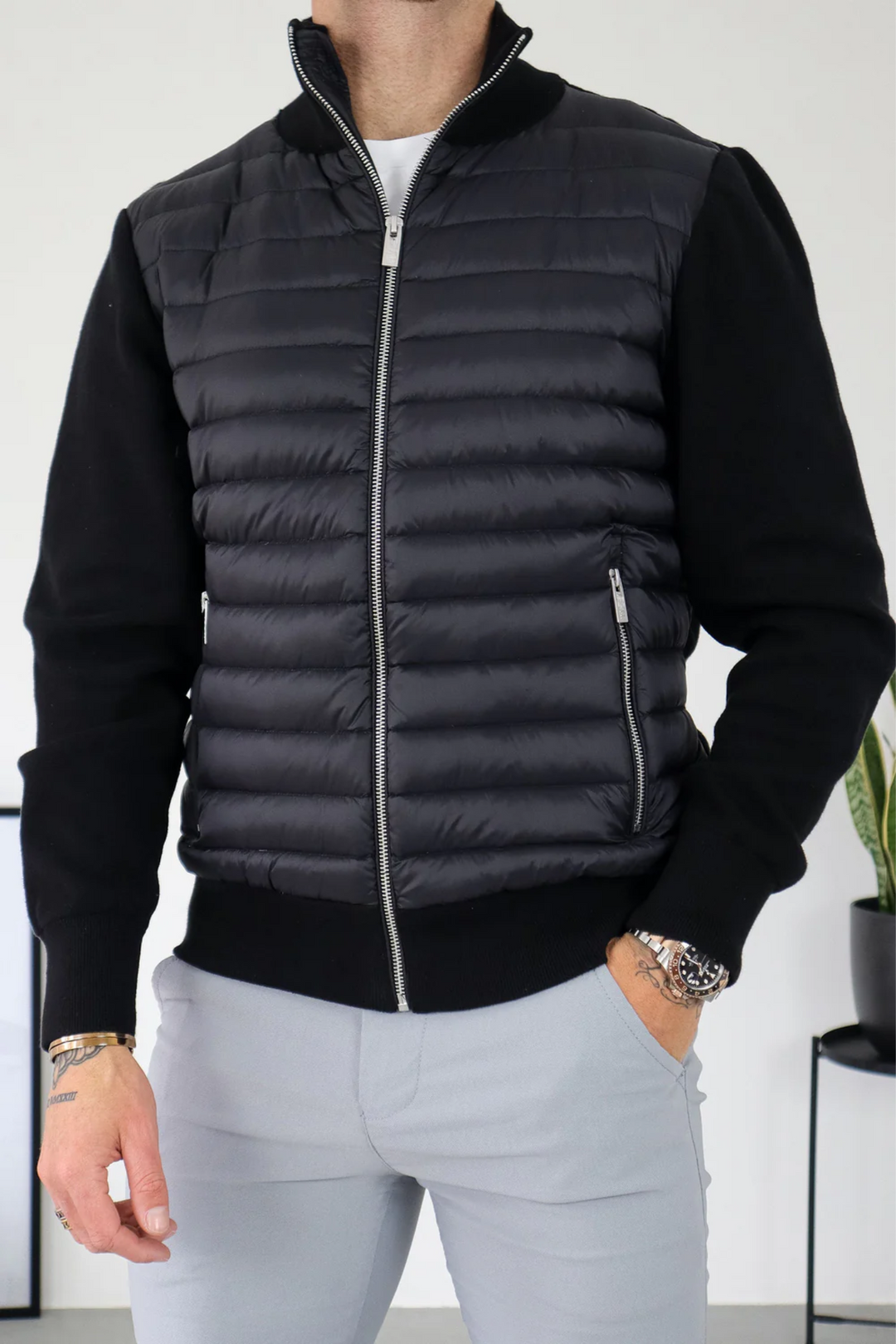 Giacca uomo ibrida moderna, trapuntata, con maniche in maglia. Perfetta per un look casual ed elegante.