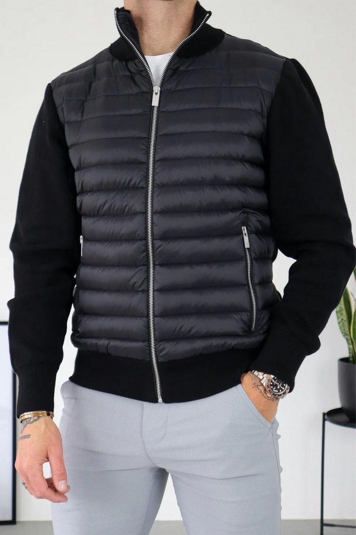 Giacca uomo ibrida moderna, trapuntata, con maniche in maglia. Perfetta per un look casual ed elegante.