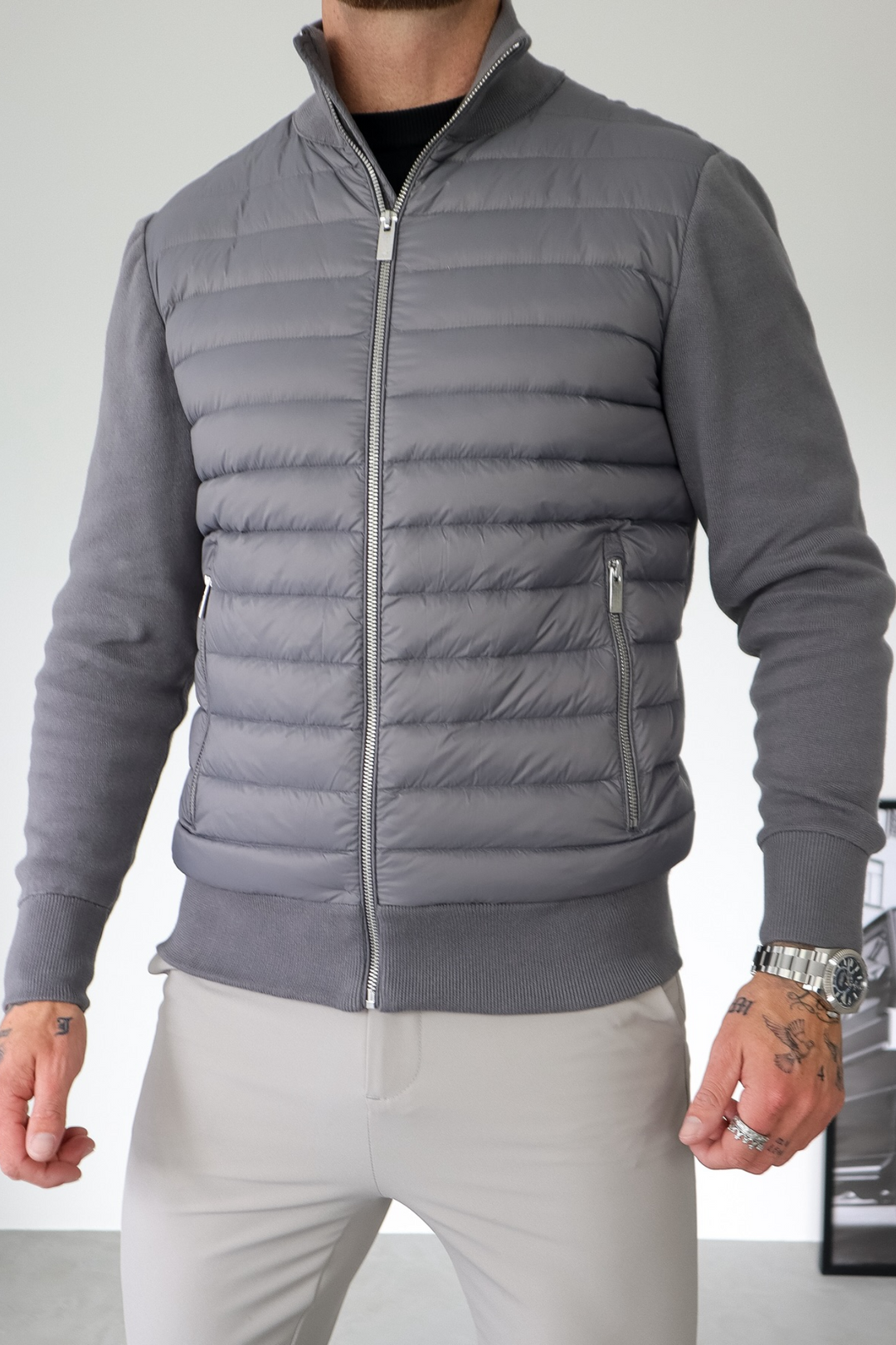 Giacca uomo ibrida trapuntata con maniche in maglia, strato leggero per abbigliamento versatile e alla moda.