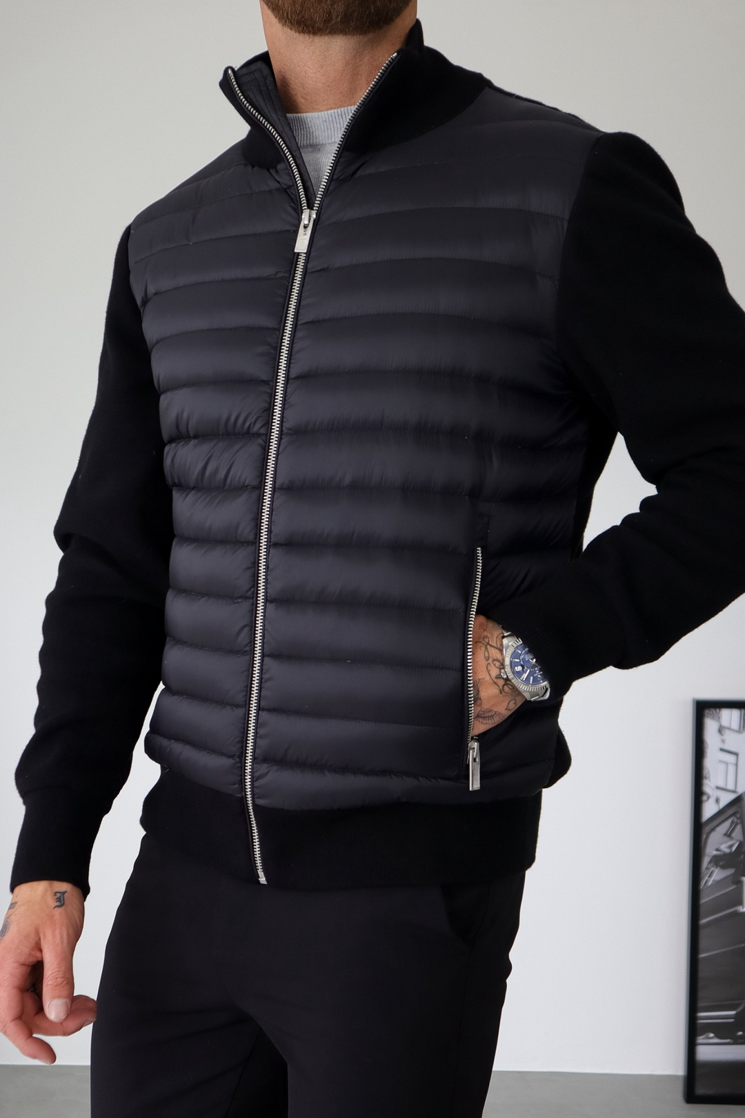 Giacca ibrida uomo, design trapuntato e maniche in maglia. Eleganza casual e stile moderno per te.