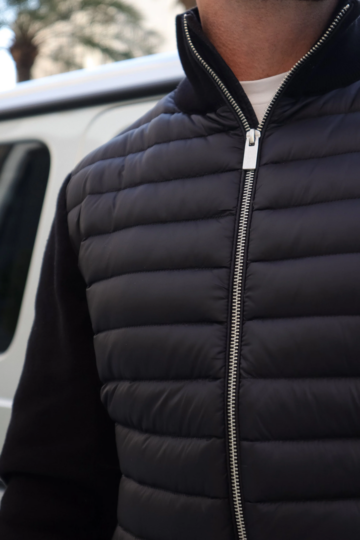 Giacca uomo ibrida zip-up, trapuntata, con maniche in maglia. Un capo versatile per la moda maschile.