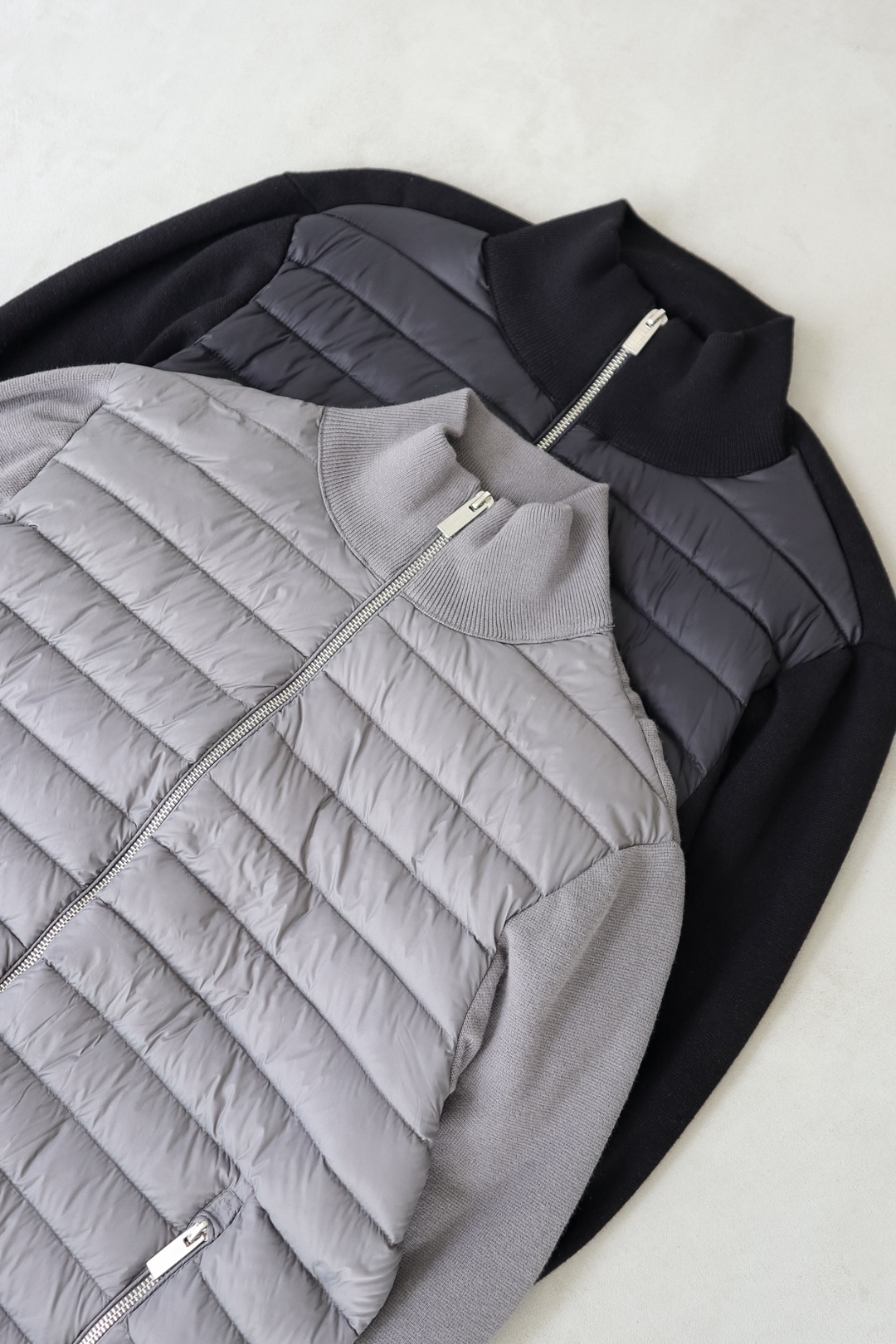 Giacca ibrida uomo trapuntata con maniche in maglia, un'opzione chic per l'abbigliamento casual.