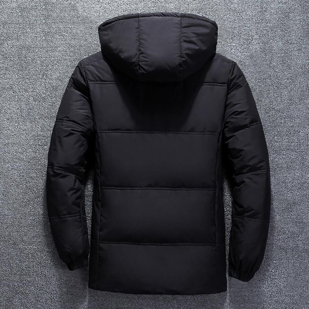 Profilo di giacca piumino uomo trapuntata con cappuccio. Calda, antivento, per l'inverno casual.