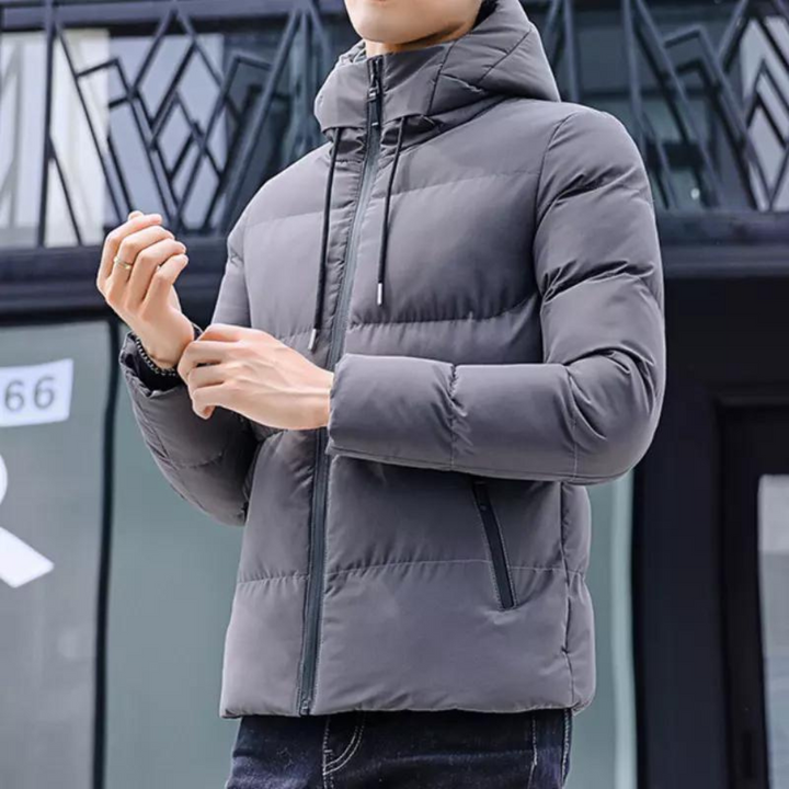 Giacca invernale uomo, piumino trapuntato con cappuccio. Calda, antivento, essenziale per il freddo. Stile casual.
