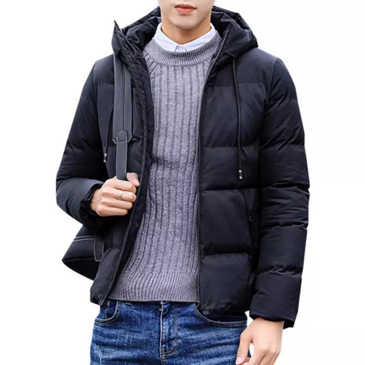 Giacca piumino uomo nera trapuntata con cappuccio. Calda e antivento per l'inverno. Moda casual maschile.