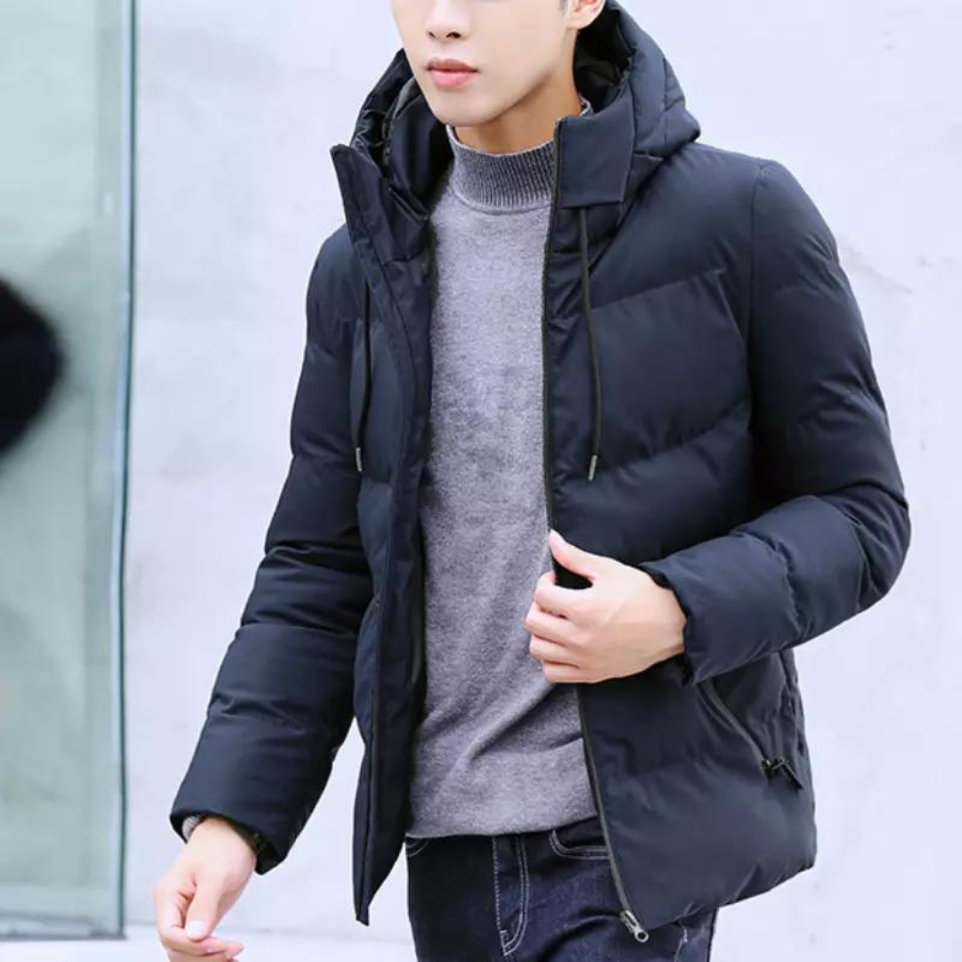 Giacca uomo piumino trapuntato, moda invernale con cappuccio. Antivento e calda, perfetta per un look casual e moderno.