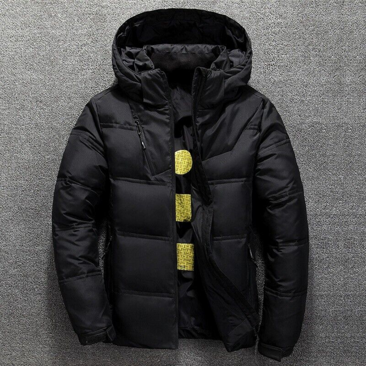 Giacca da uomo trapuntata con cappuccio, vista frontale. Piumino invernale caldo e antivento, moda casual.