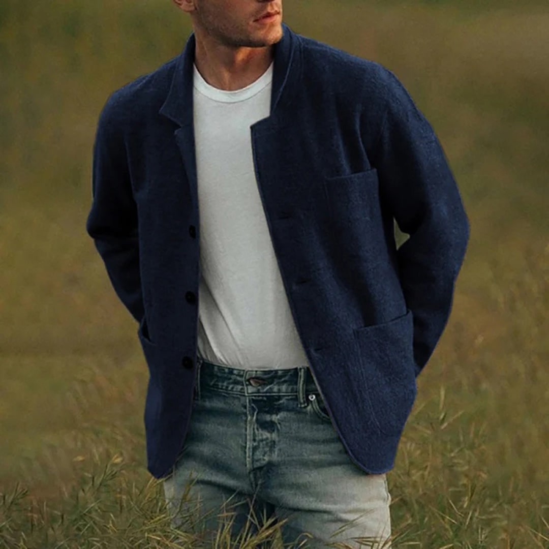 Maglione elegante da uomo, tipo giacca blazer con revers, versatile per ufficio o casual smart.