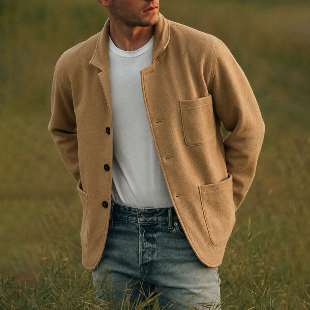 Cardigan maschile versatile, elegante come un blazer uomo, con revers e tasche per ogni outfit.