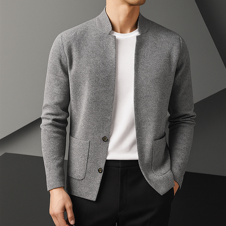 Maglia cardigan da uomo grigio casual, con collo alto e chiusura a bottoni. Stile versatile.