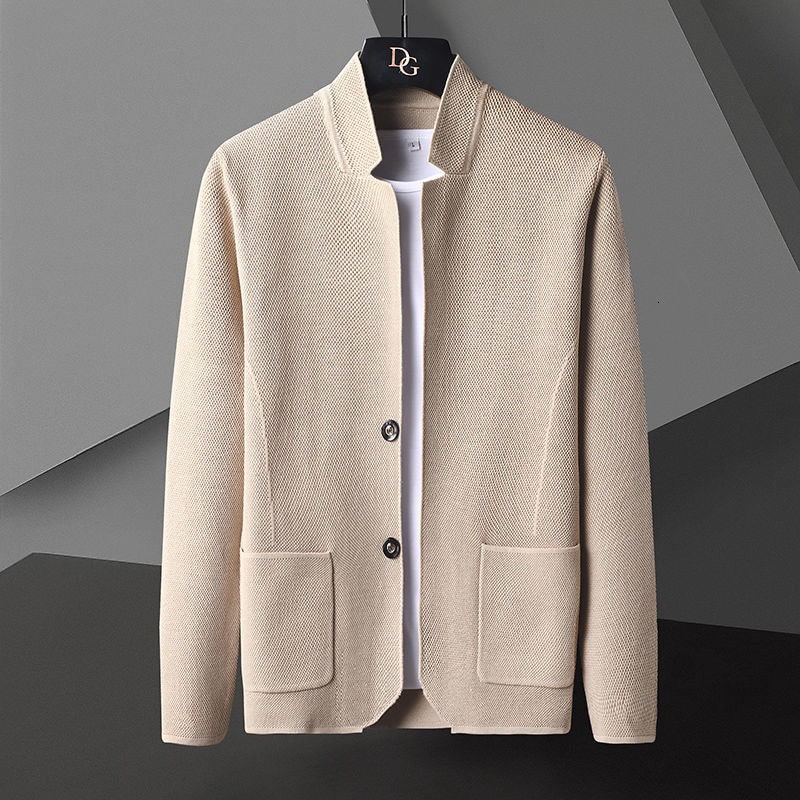 Cardigan uomo con collo alto e bottoni, maglia versatile per outfit casual ed eleganti.