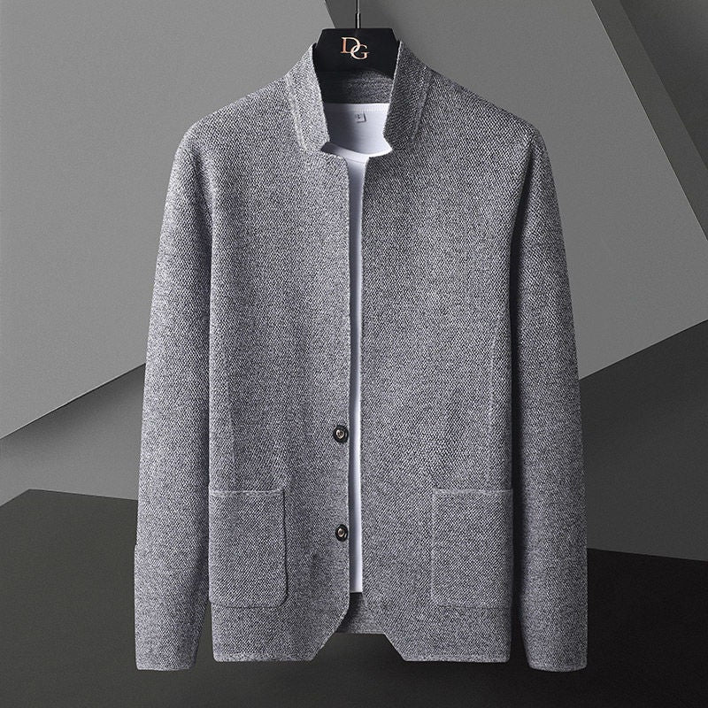 Cardigan da uomo casual grigio, collo alto, bottoni. Maglia calda e stilosa per ogni occasione.
