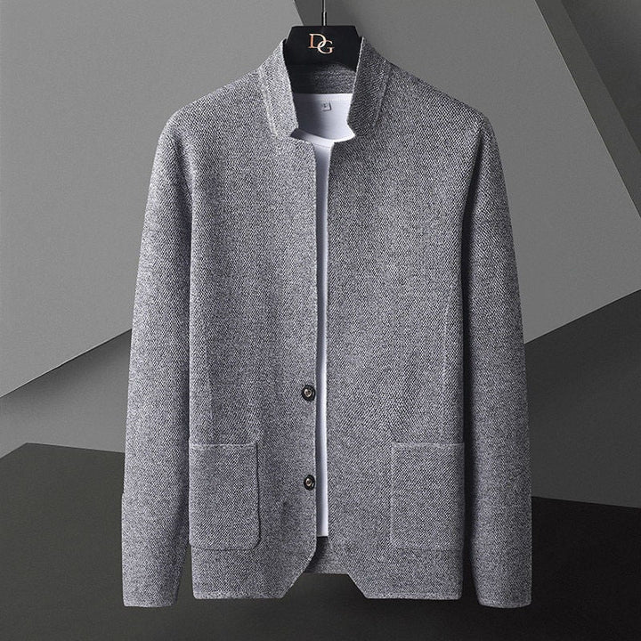 Cardigan da uomo casual grigio, collo alto, bottoni. Maglia calda e stilosa per ogni occasione.