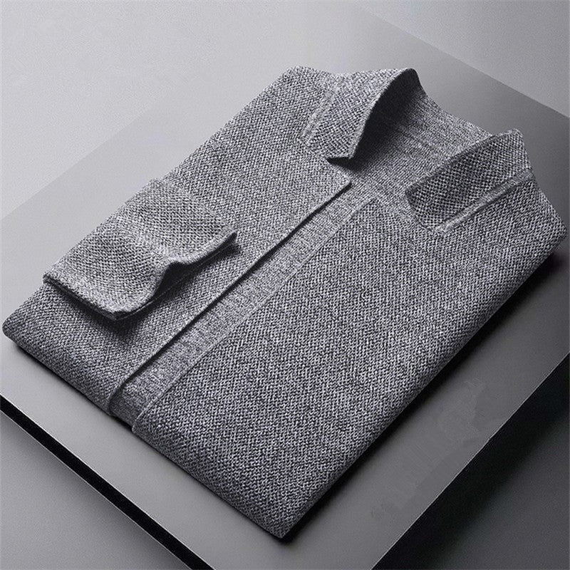Elegante cardigan uomo kaki con collo rialzato e bottoni, un capo essenziale per la mezza stagione.