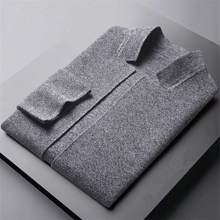 Elegante cardigan uomo kaki con collo rialzato e bottoni, un capo essenziale per la mezza stagione.
