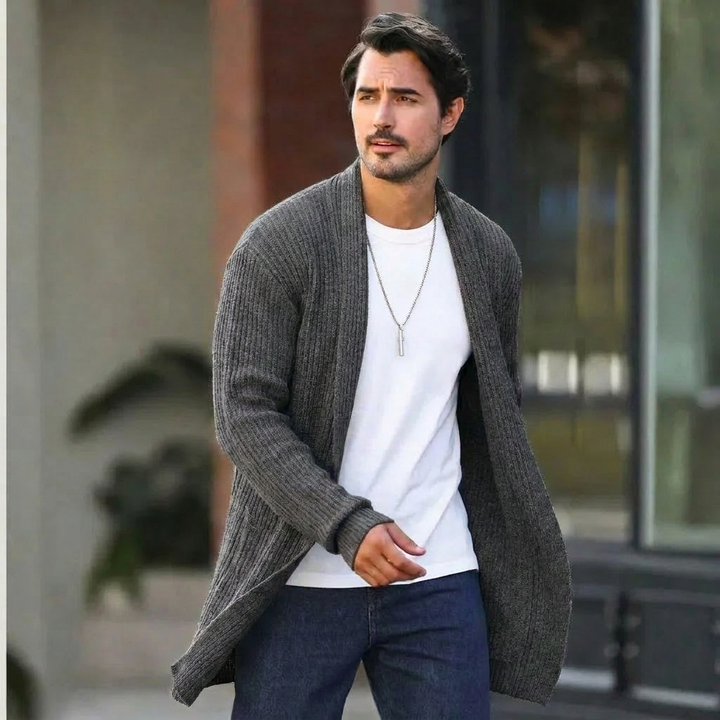 Cardigan da uomo con distintivo collo a scialle, per un look elegante e di tendenza. Moda uomo versatile.