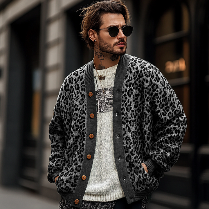 Cardigan moda uomo autunno inverno, con stampa leopardata e scollo a V, un capo distintivo.