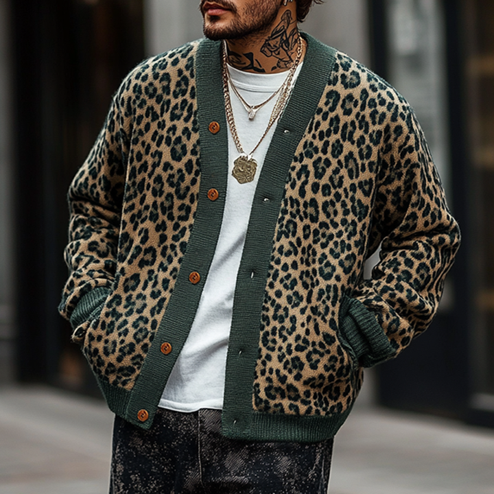 Maglieria da uomo: cardigan leopardato con scollo a V, ideale per comfort e stile autunno inverno.
