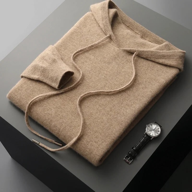 Uomo indossa felpa con cappuccio, per un look casual e confortevole, ottimo per attività quotidiane.