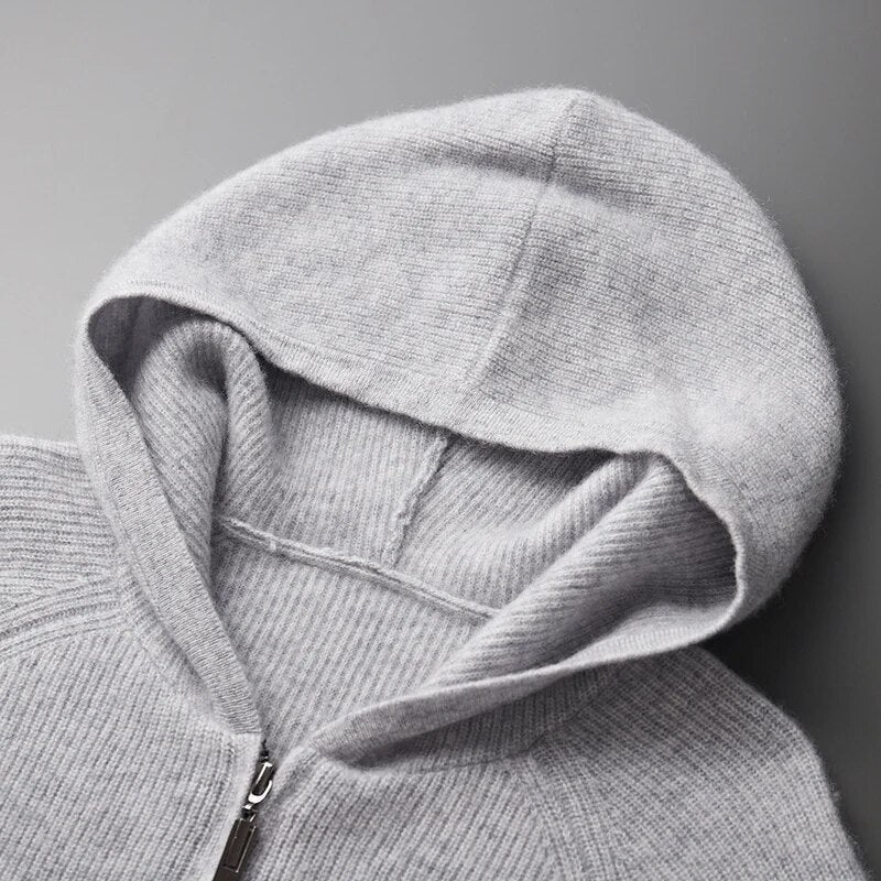 Felpa uomo confortevole con zip, cappuccio e polsini a costine. Morbido maglione casual per l'inverno.