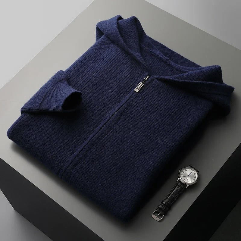 Felpa grigia con zip, cappuccio e polsini a costine. Abbigliamento uomo casual e versatile per l'autunno.