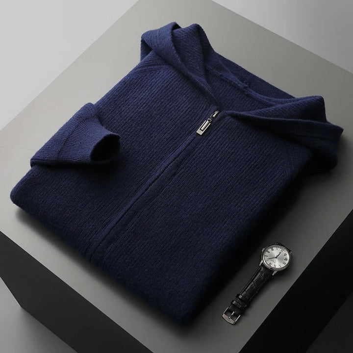 Felpa grigia con zip, cappuccio e polsini a costine. Abbigliamento uomo casual e versatile per l'autunno.