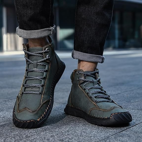 Stivali uomo casual, alla caviglia, impermeabili. Dettagli con cuciture a contrasto per un tocco di stile moderno.