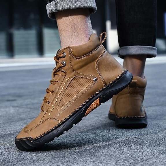 Calzature uomo resistenti, stivali alla caviglia impermeabili con cuciture a contrasto, perfetti per l'uso quotidiano.