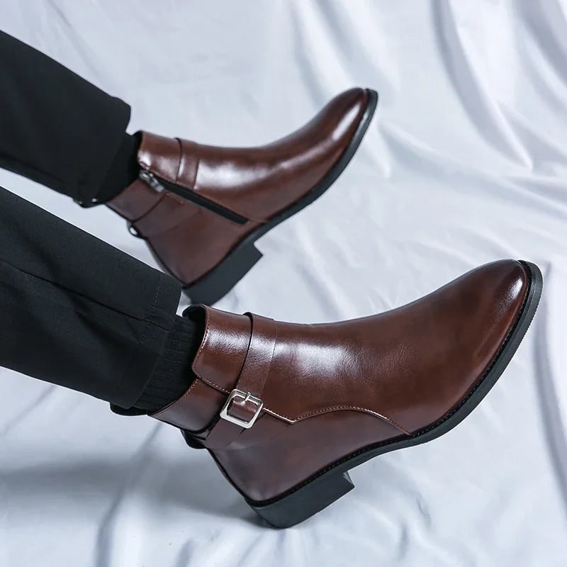 Punta a mandorla e cerniera: stivali alla caviglia uomo, perfetti per la moda invernale.