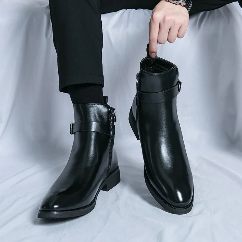 Comfort e stile: stivali uomo con cerniera, cinturino e punta a mandorla, ideali per ogni giorno.