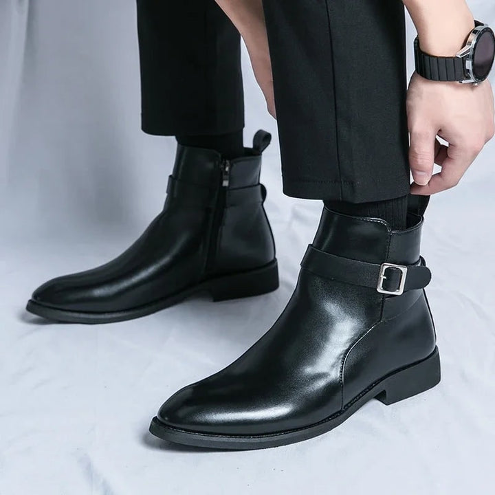 Stivali da uomo con cerniera e cinturino, perfetti per aggiungere un tocco di eleganza ai tuoi capi.