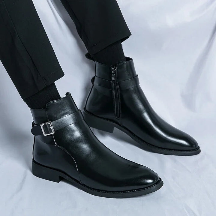 Stivaletti casual chic da uomo con cerniera e fibbia, versatili per ogni stagione fredda.