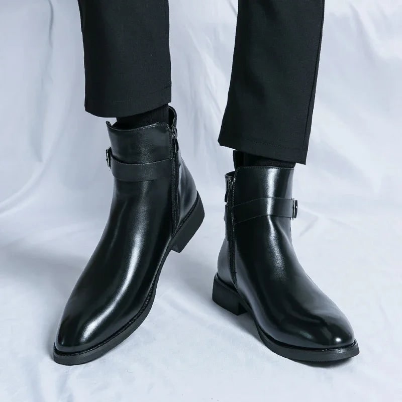 Moda uomo: stivali alla caviglia con cerniera e cinturino, essenziali per il guardaroba maschile.