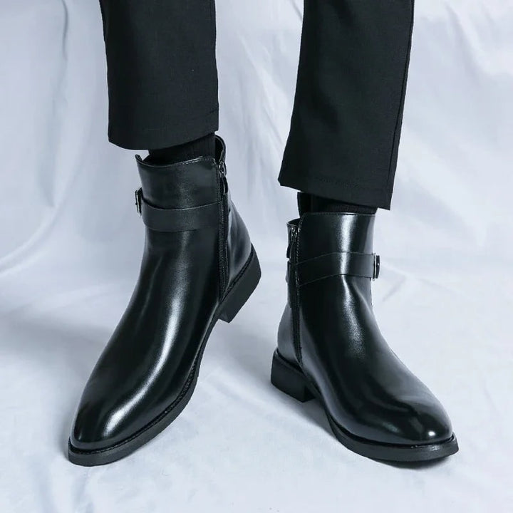 Moda uomo: stivali alla caviglia con cerniera e cinturino, essenziali per il guardaroba maschile.