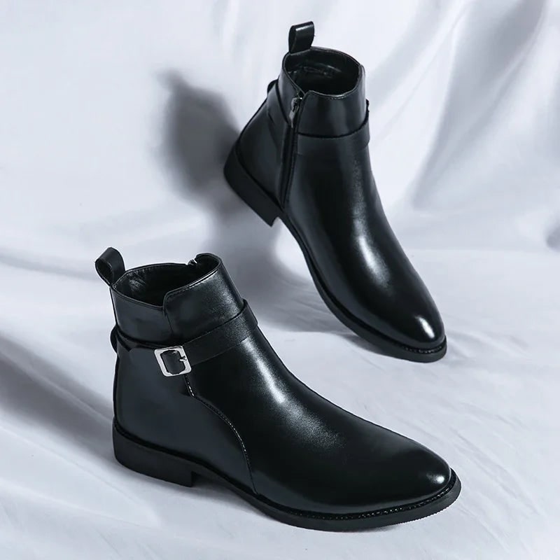 Stivali uomo con dettagli: cerniera e cinturino, ideali per outfit smart casual in autunno.