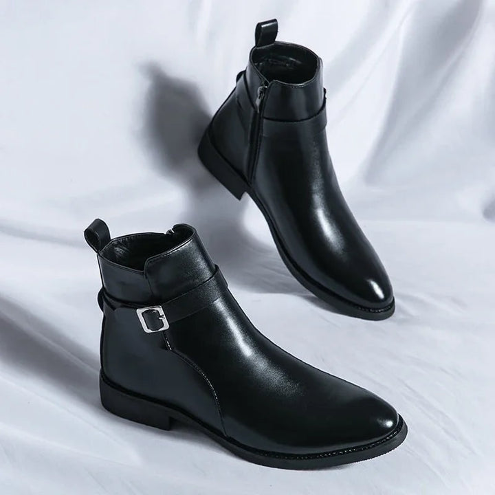 Stivali uomo con dettagli: cerniera e cinturino, ideali per outfit smart casual in autunno.