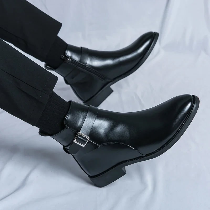 Stivaletti uomo eleganti con zip e fibbia, perfetti per un look business curato e moderno.