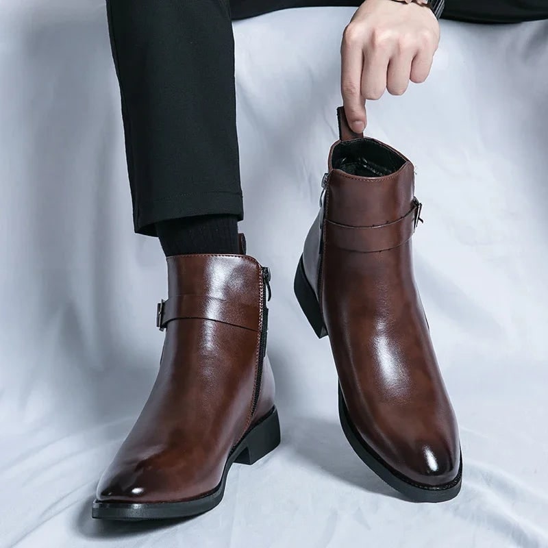 Stivali alla caviglia uomo eleganti con cerniera e cinturino, ideali per look business o casual.