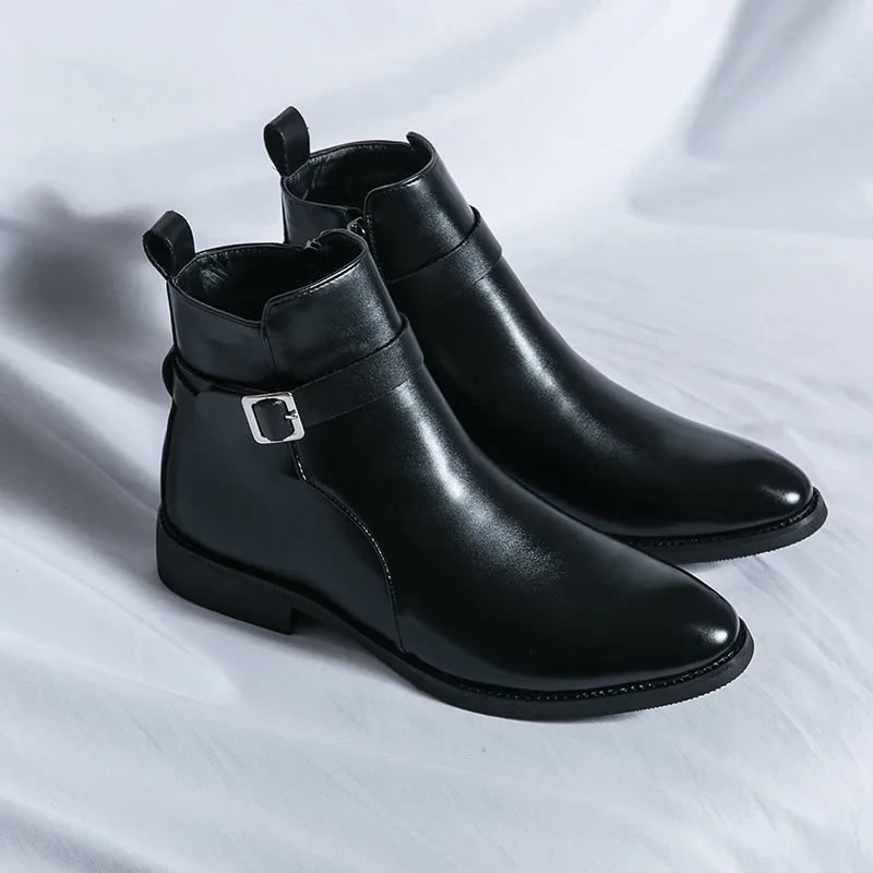 Stivali alla caviglia per uomo, con cerniera e cinturino decorativo, per uno stile unico.