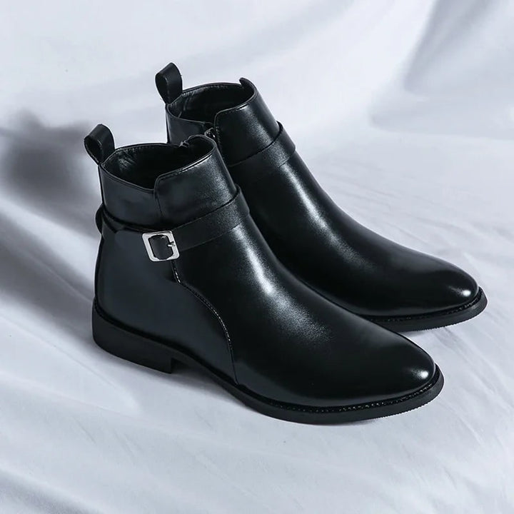 Stivali alla caviglia per uomo, con cerniera e cinturino decorativo, per uno stile unico.