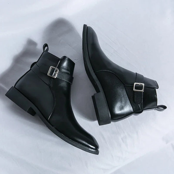 Stivali eleganti casual uomo, con fibbia e zip, per un look completo e raffinato.