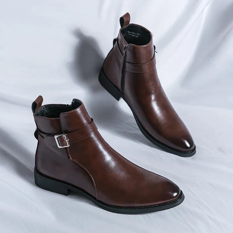Stivaletti uomo versatili, con cinturino e zip, per comfort e stile in ogni occasione.