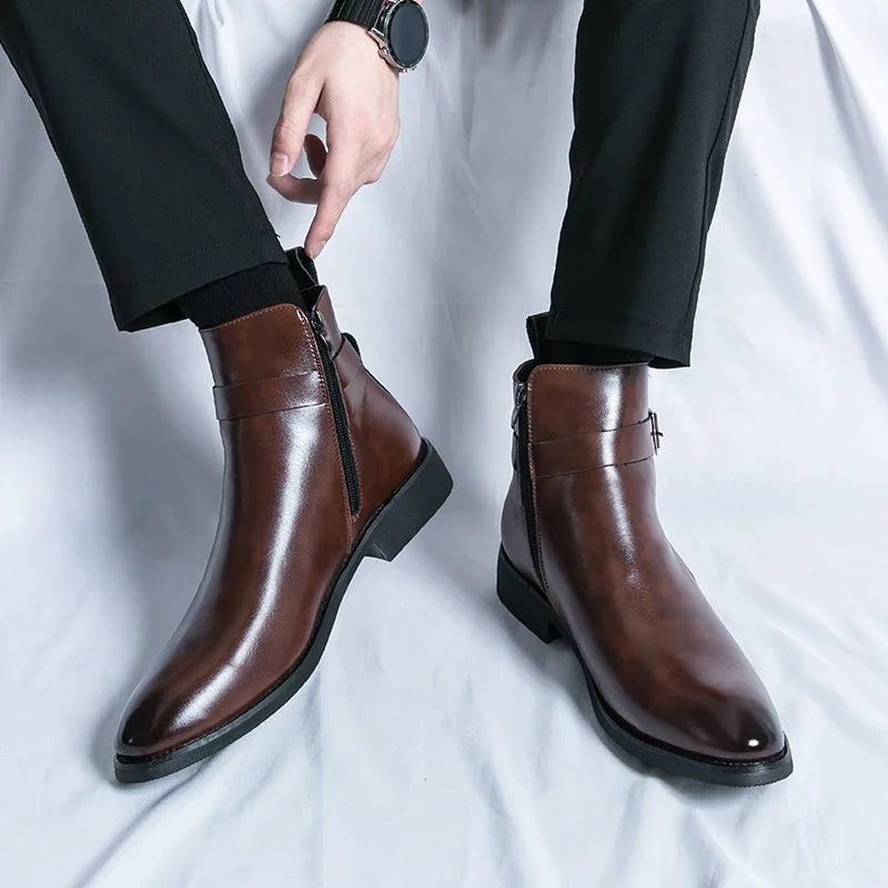 Moda uomo: stivali alla caviglia con cerniera e fibbia, adatti a outfit business e casual.