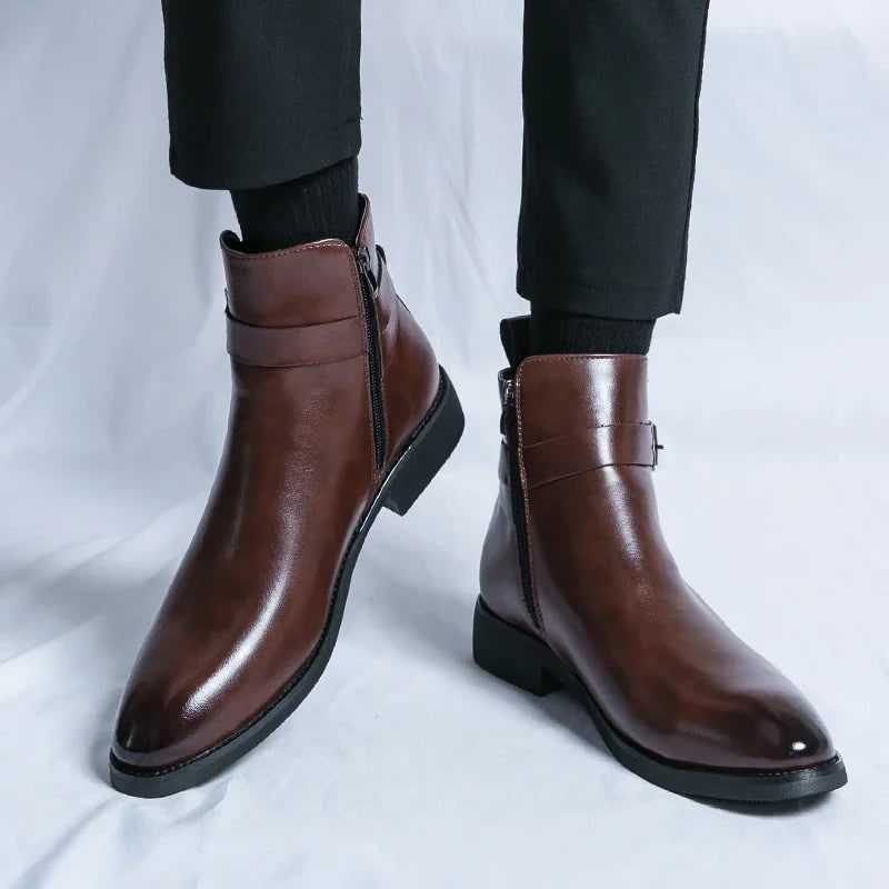 Ankle boots uomo con zip e cinturino regolabile, ideali per uno stile elegante e moderno.