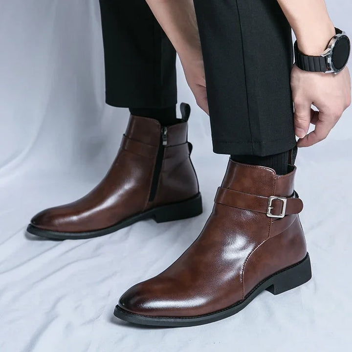 Stivali uomo con cerniera e cinturino, versatili per outfit business casual e look quotidiani.