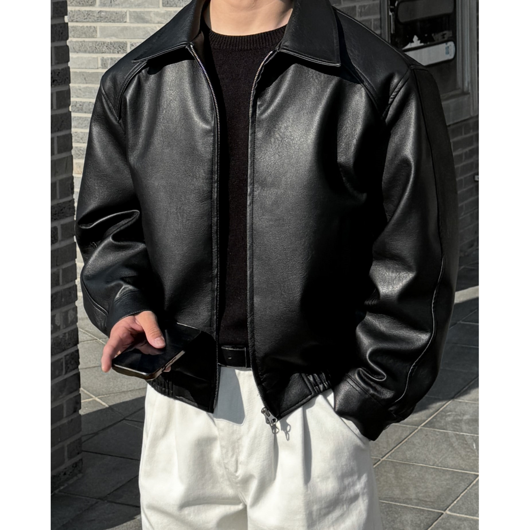 Giacca bomber uomo nera con collo a punta e zip, stile casual ed elegante. Perfetta per ogni stagione.