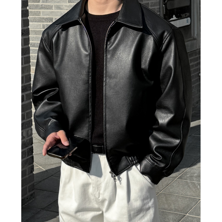Giacca bomber uomo nera con collo a punta e zip, stile casual ed elegante. Perfetta per ogni stagione.