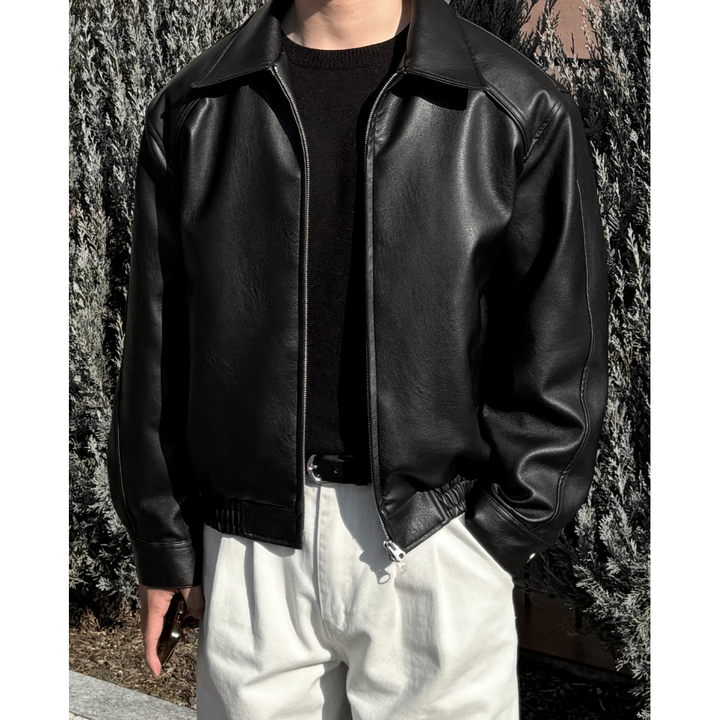 Bomber uomo marrone per autunno/inverno, collo a punta e chiusura zip. Look moderno e vestibilità comoda.