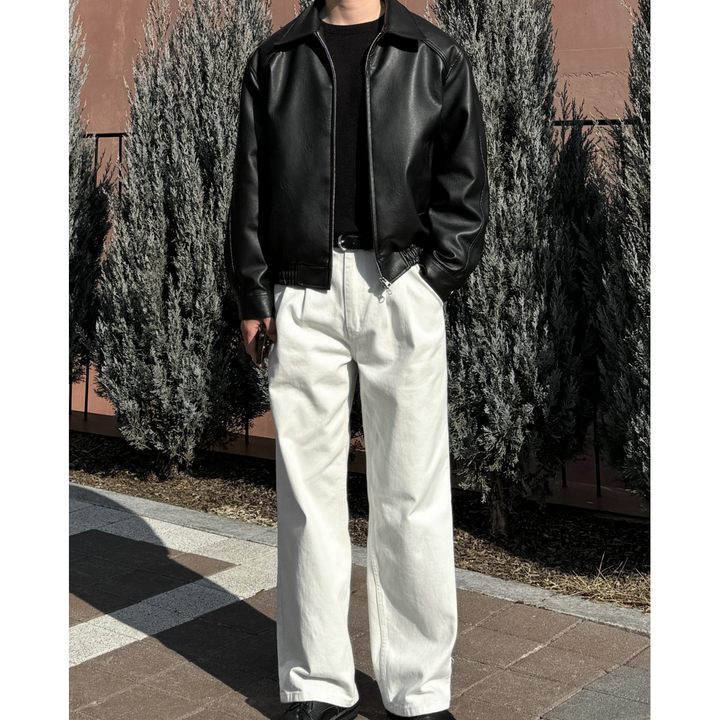 Giacca bomber uomo nera, casual ma elegante, con collo a punta e zip. Outerwear versatile per la primavera.